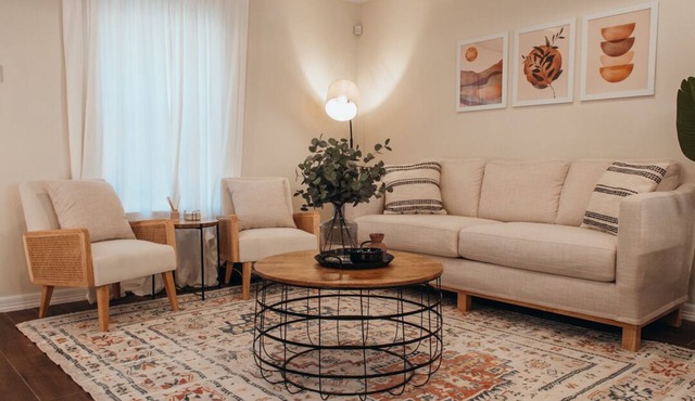 Modern Boho Style Apt- King bed! Near UTRG & DHR
