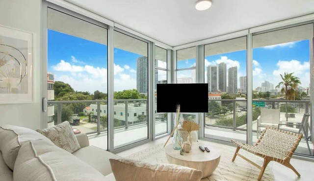 Modern Central 2-bedroom 2-bathroom Pool Parking