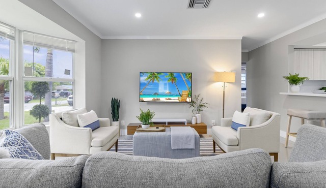 Modern Coastal house with King beds, 10 mins to the Beach!