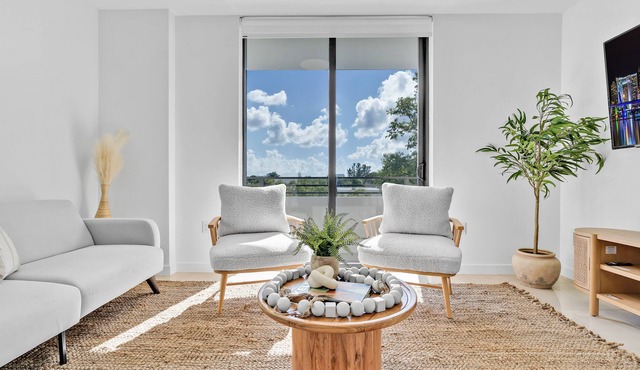 Modern & Cozy 2BD Condo w/ Pool & Top Amenities
