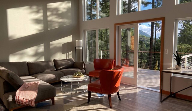 Modern House with peaceful deck, walk to Cascade Lake, pet friendly. in Eastsound