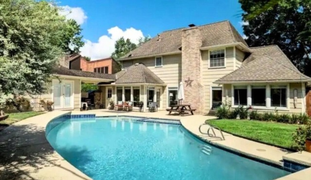 Modern Houston Getaway nr Med Center&NRG — Pool, Wi‑Fi, Parking, Family‑Friendly