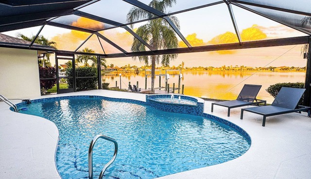Modern lake front villa w/beautiful views & bikes! Villa Dawn - SWFL Rentals