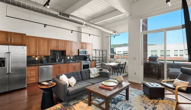 Modern Loft with A/C, Gym, Deck & Walkable Willits Town Center Access