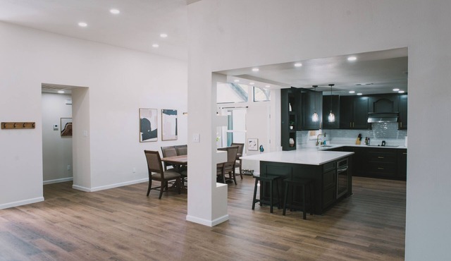 Modern Pool Retreat: Mid & Long-Term Stays Dallas
