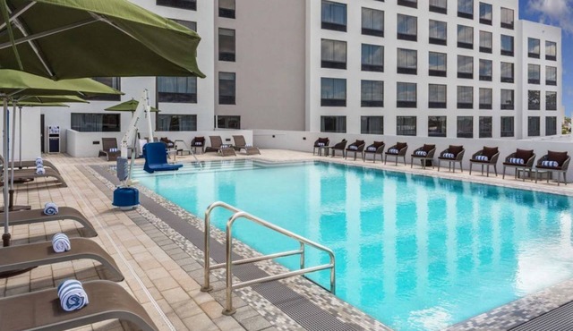 Modern & Spacious Unit with Rooftop Pool | Free Parking | Close to Airport