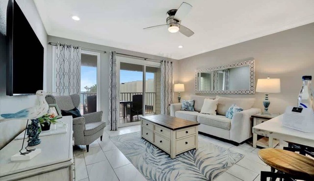 Modern Tampa Waterfront Condo | Heated Pool & Bar!
