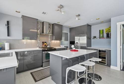 Modern Upper Level Duplex DT Vancouver in Vancouver