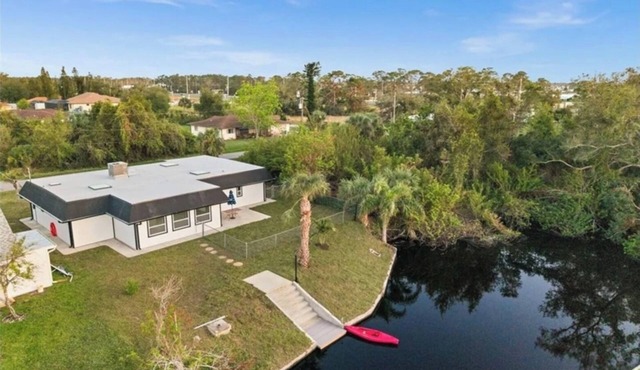 Modern Waterfront Home with Fishing kayaking, 3 min to Warm Mineral Springs