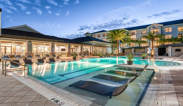 Monarch Apartments 15m to Parks, Pet Friendly, Free Parking by Heavenly Homes