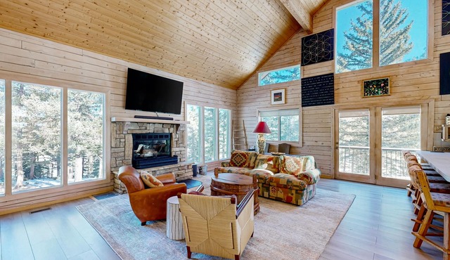 Mountain cabin with WiFi, expansive deck, fireplace, & forest views