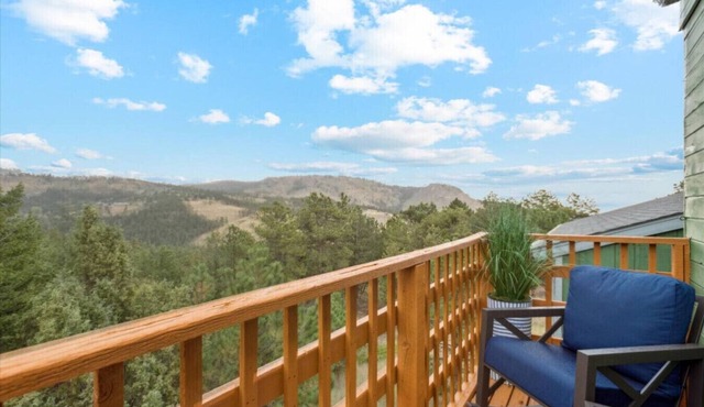 Mountain Haven: Zipline, Hot Tub & Mountain Views
