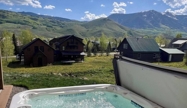 Mountain Views, Hot Tub & Breathtaking Stars: A Slice of Paradise