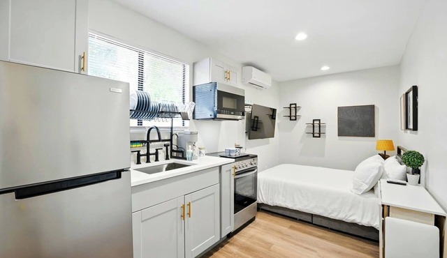Murray Hill Retreat w/Kitchen, TV & Parking