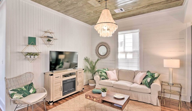 Near Beach & Strand: Bright Cottage in Galveston