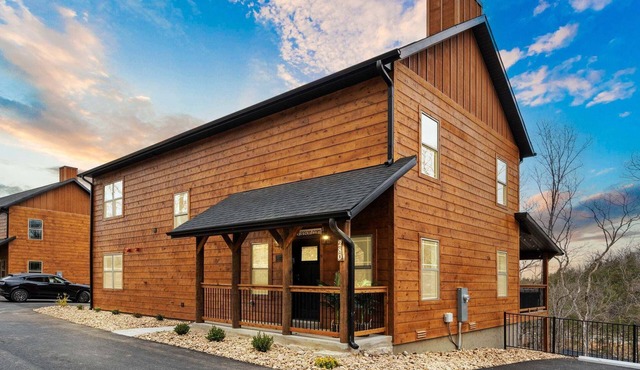 Near Thunder Ridge with Free Attraction Tickets, Wood Fireplace & Community Indoor Pool