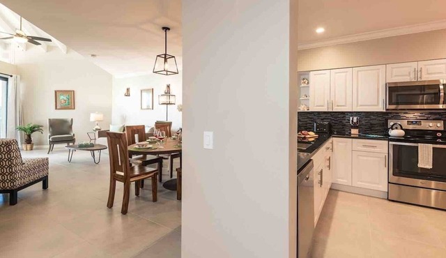 *NEPTUNE'S PENTHOUSE* Oceanside Condo/Pool + Last Key White Glove Service.