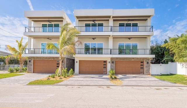 New beach townhome ideally located steps from the beach, park and restaurants