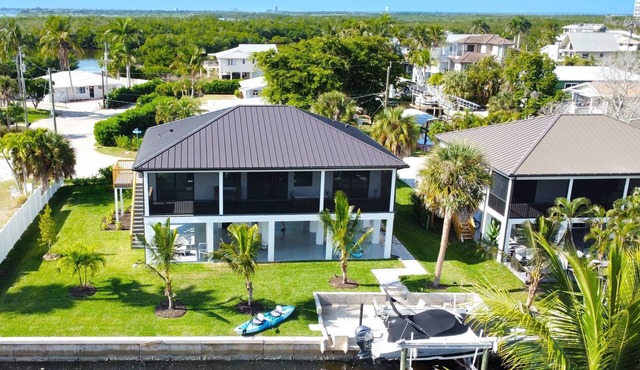 New Built 2025, 3 BR, Canal Front, Boat lift avail, 10 min to Beaches, Hot Tub