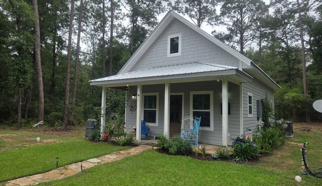 New cozy 1-bedroom cottage in quaint Vernon with AC, 30 min to Panama city beach
