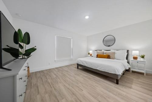 New! Few minutes to Downtown, 10 to the Beach!