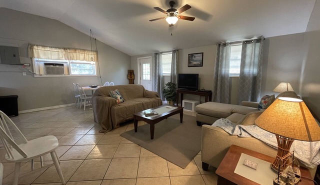 New King’s Landing! 2/1 in the Heart of Steinhatchee!