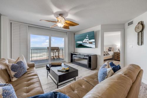 NEW listing! Direct Oceanfront 2-2 - Fully Updated - Heated Pool & Garage Parking