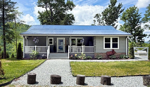 New Luxurious Mountain Escape with Spa & Views in Sugar Mountain