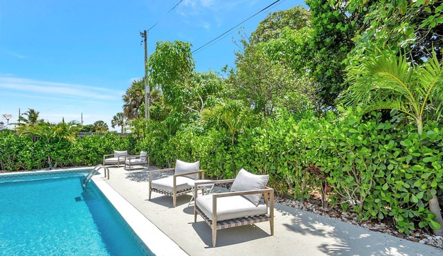 NEW: "Paradise Palm"4/2 with Pool!
