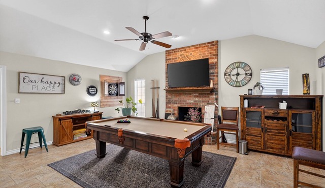 NEW! Roaring Fireplace Family Basecamp Midland TX