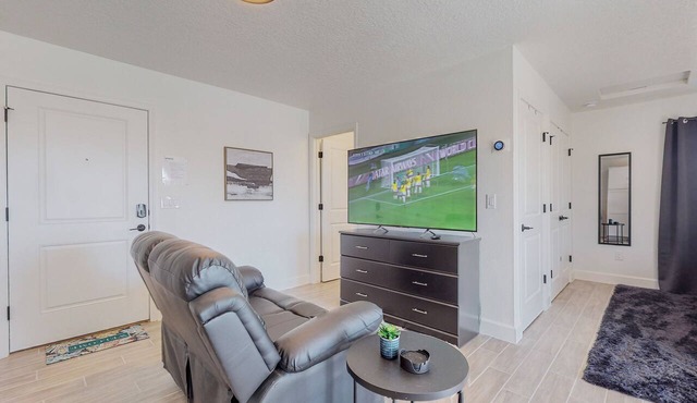 New Studio, Balcony w/views, Nexflix, Pool