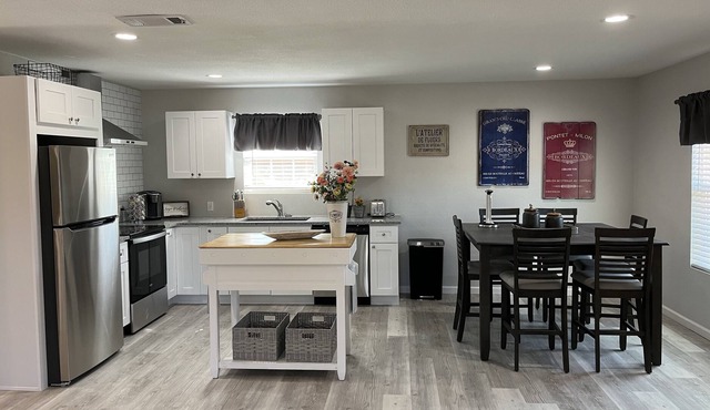 Newly built spacious stand alone cottage close to Fort Worth