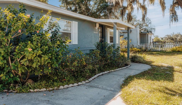 Newly renovated, spotless private bungalow with 2 BR near Downtown Mount Dora