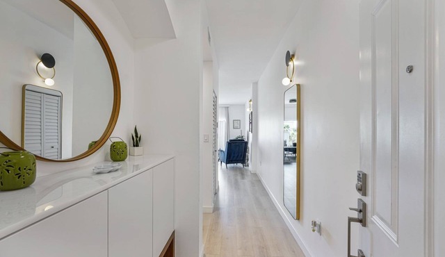 Newly renovated 2/2 apt-2 min walk to the beach and restaurants