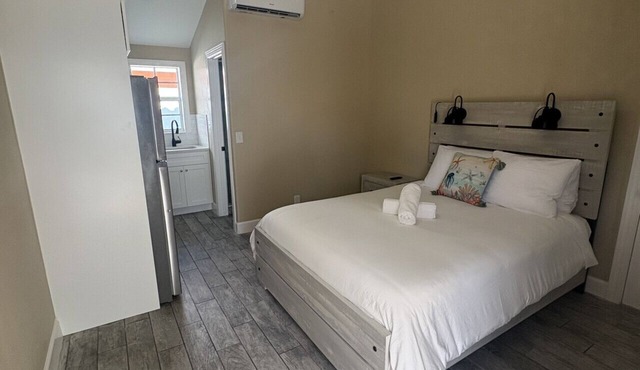 NEWLY RENOVATED Beach studio w/pool view #4