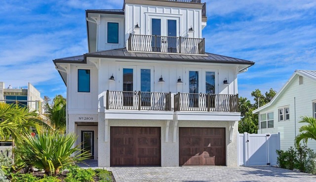 Nirvana Sunset~Across from Beach, Heated Pool/Spa!