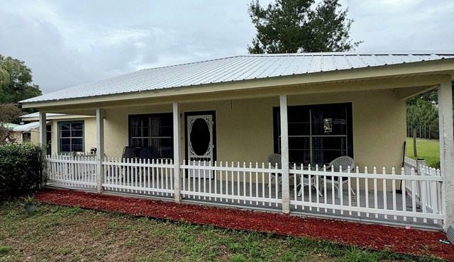 North Deland guest house with pool!
