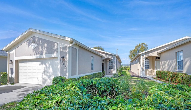 North Naples 2 Bed, den & 2 Bath with PRIVATE POOL for annual rent!