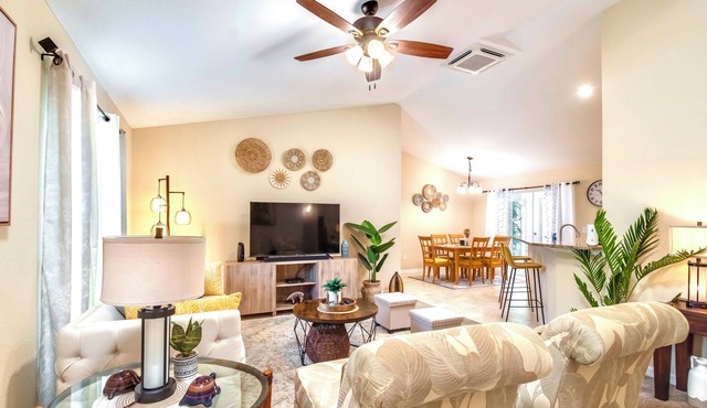 Ocala Oasis Peaceful Screened Lanai & Large Master Suite Fully Stocked Kitchen