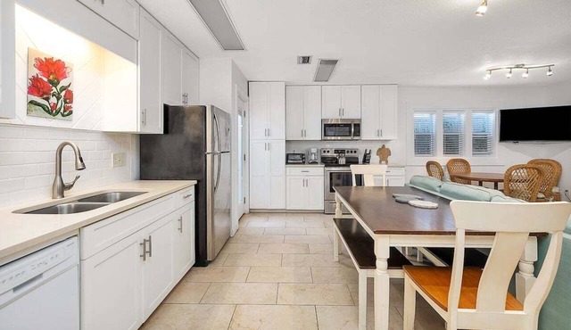 Ocean Tabby | St. Simons Island Village Condo Near Pier & Beach