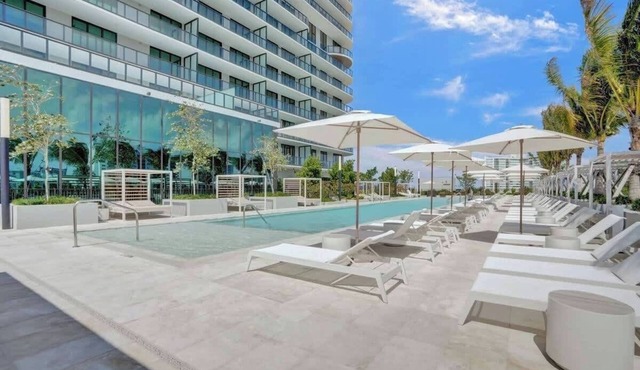 Ocean View 1BR with Balcony, Pool & Gym Near Beach