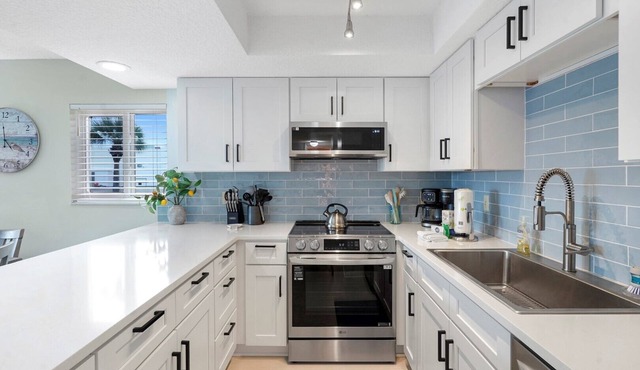Ocean Villas 1: 3 bedroom 2 bath ground floor condo with 2 pools (1 heated) and