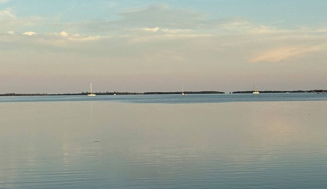 Oceanfront 2 bedroom, Pet friendly on Ramrod Key with screened porch and kayaks