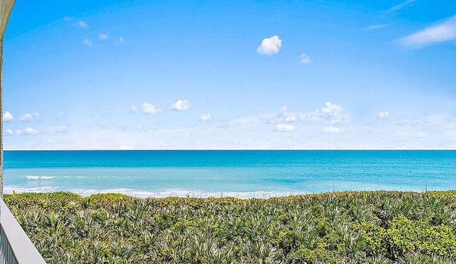 ✨Oceanfront🌊 Breathtaking View🏖️ Central Location📍 Pool🏊‍♂️ Modern Elegance✨