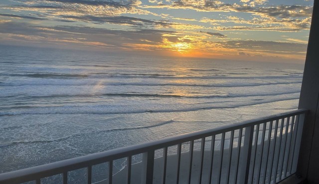 Oceanfront Getaway! Relaxing Condo on the no-drive Beach 15% discount thru July