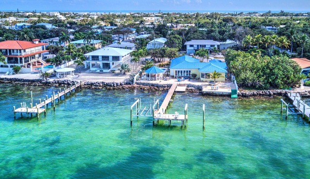 OCEANFRONT POOL HOUSE WITH 5 BEDROOM 3 BATH, SLEEPS 12 GUESTS.