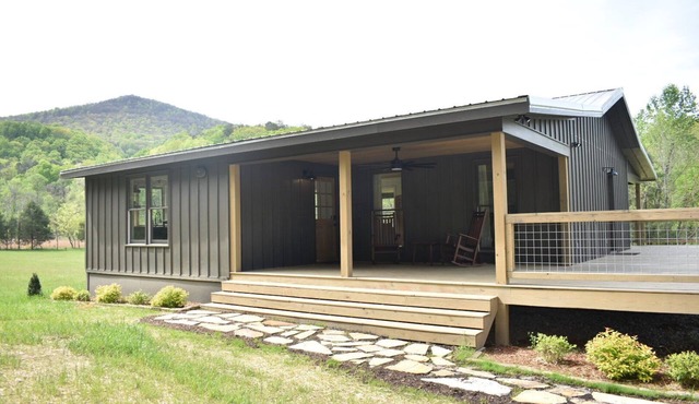 Off-Grid Mountain Retreat. Horse-Friendly Near Pocket Falls.
