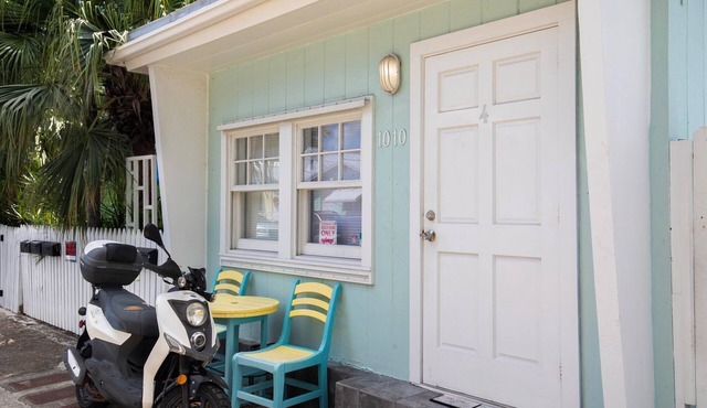 Old Town Studio Cottage with Full Kitchen, In-Unit Laundry & Shared Pool