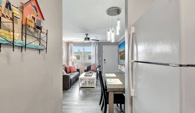Olde Naples beautiful Condo Steps to Pier, Beach, Sunsets and restaurants! in Naples