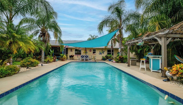 Outdoor Oasis w/Bar & Lanai: Tavares Escape